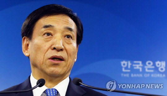 이주열 한국은행 총재가 지난달 30일 오전 서울 중구 태평로 한국은행에서 금융통화위원회를 마친 뒤 기자회견을 하고 있다  이날 오전 열린 금통위에서는 기준금리를 1.25%에서 1.50%로 0.25%p 인상했다.